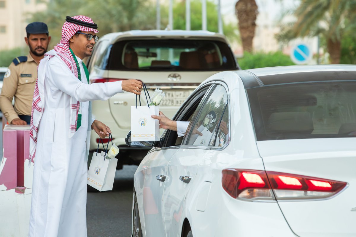 iu_edu's tweet photo. #الجامعة_الإسلامية تستقبل منسوبيها بالهدايا والورود احتفاء بـ #اليوم_الوطني_السعودي95.

#عِزّنا_بطبعنا https://t.co/qfpueWFCAC