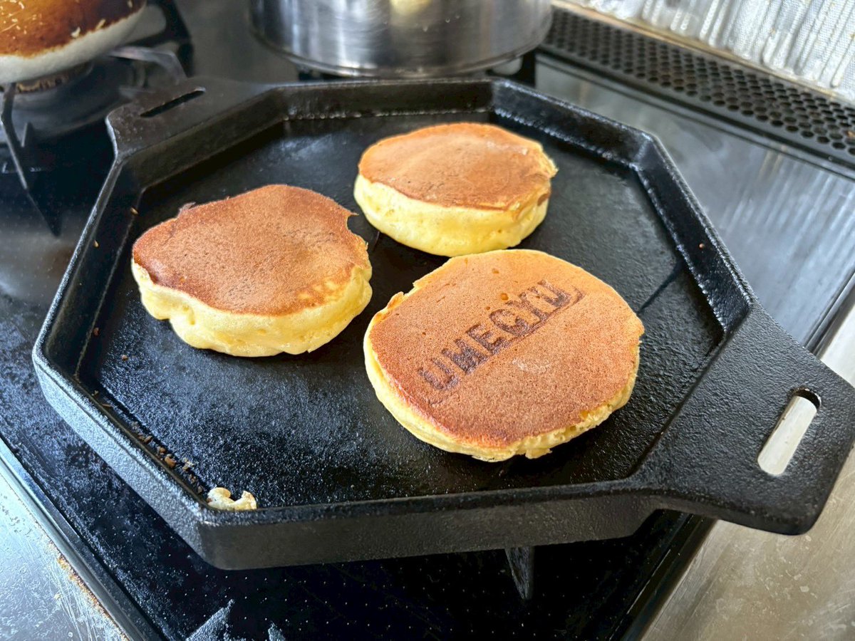 umecyu_com's tweet photo. 上手にロゴマーク付き
パンケーキが焼けた！🤤

生地もふかふか！

あ、これもおやつとして
胃袋に消えていきます。 https://t.co/Qx97Be57bD