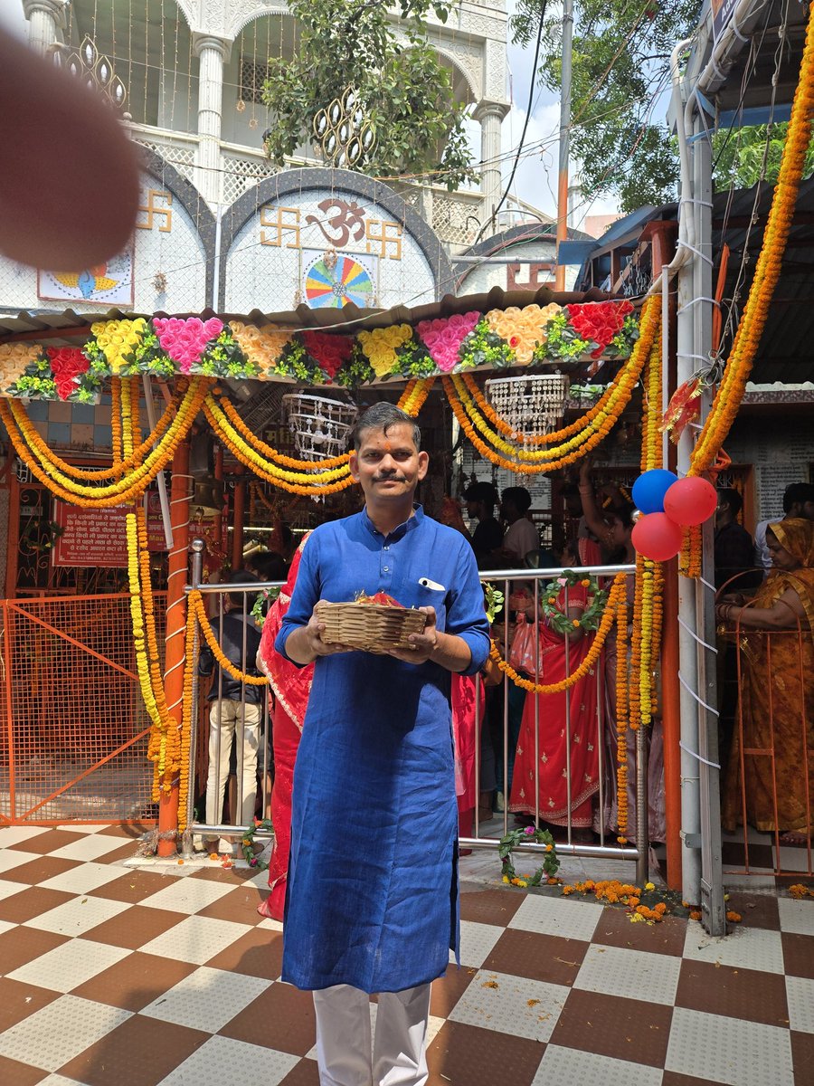 AshokSonuBMS's tweet photo. सर्वमङ्गलमङ्गल्ये शिवे सर्वार्थसाधिके।
शरण्ये त्र्यम्बके गौरि नारायणि नमोऽस्तु ते॥
आप सभी को आदिशक्ति माँ दुर्गा की उपासना के महापर��व 'शारदीय नवरात्रि' की हार्दिक बधाई व शुभकामनाएं। माँ भगवती सभी के जीवन को सुख-शांति, समृद्धि व आरोग्यता प्रदान करें, यही प्रार्थना है।#Navratri2025 https://t.co/Fn5xjDLtQz