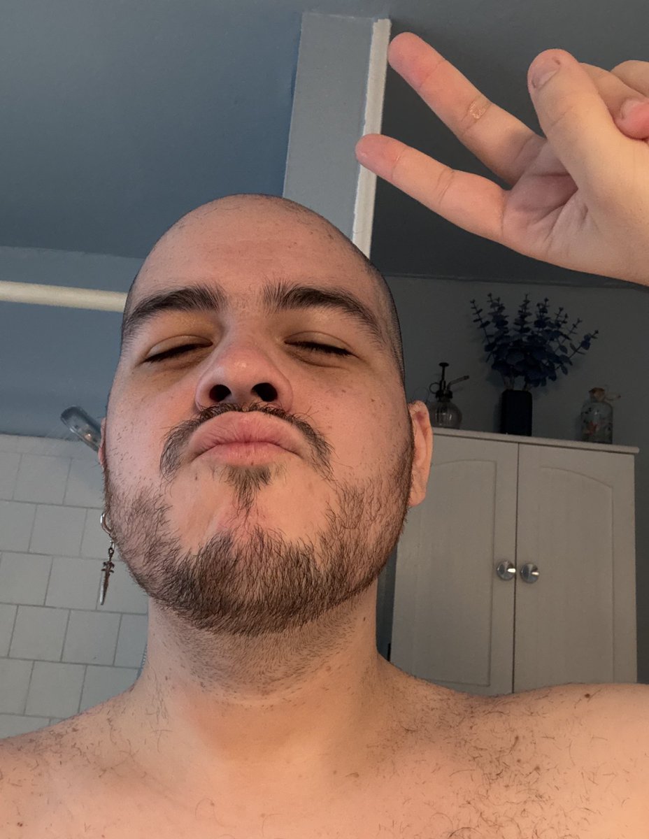RichardBozovich's tweet photo. Being ghosted makes me wanna Kermit but at least I shaved my head again https://t.co/Wbj1Zeg4Sd