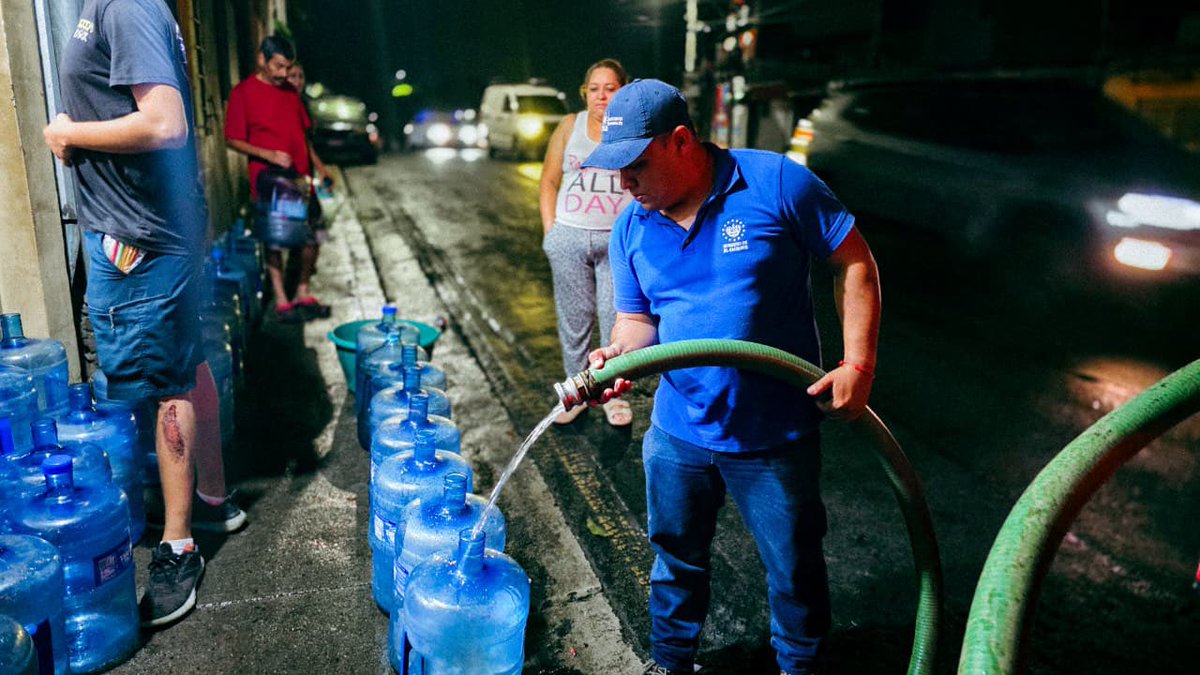 #Nacionales | 💦🚨 Se realiza el abastecimiento de agua en la prolongación 75 Av. Norte, #SanSalvador, como parte del plan de contingencia para garantizar el suministro a los habitantes de la zona.