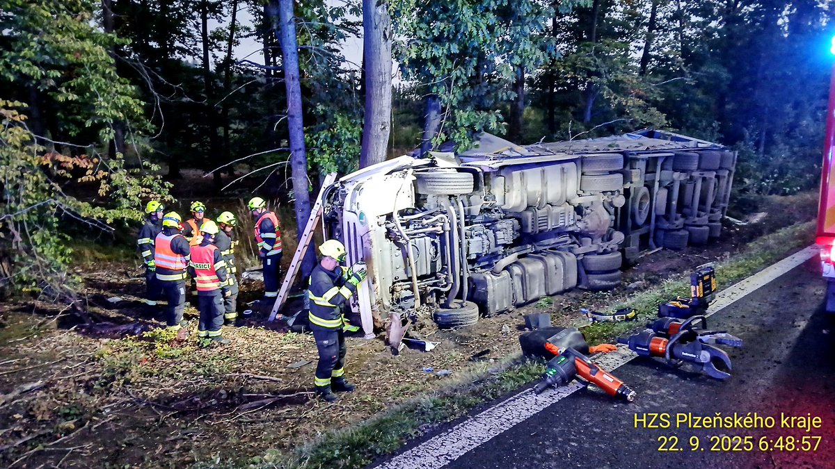 22_9_2025 5:51
Silnice 26/I nedaleko České Kubice došlo k nehodě nákladního automobilu. Řidiče jsme z kabiny vyprostili a předali ZZS. Komunikace je v tuto chvíli uzavřena.