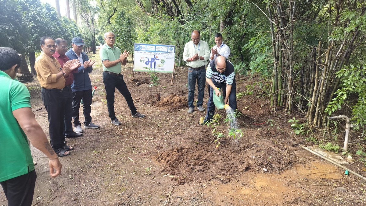 csir_ncl's tweet image. CSIR–NCL joined the Swachhata Hi Seva (SHS) campaign with a Tree Plantation Drive. Our staff planted around 25 native saplings as part of the #Plant4Mother &amp;amp; #एकपेडमाँकेनाम campaign.
@CSIR_IND @AshishLele3467 
#CSIRNCL #SwachhataHiSeva2025 #sustainability #gogreen