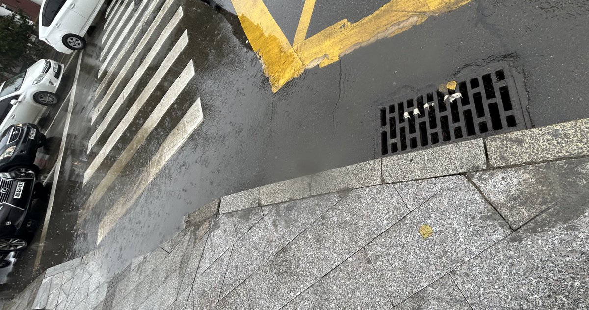 Гунз гэж бичээд а үсэг алга гэхээр гунза болгодог шиг нийслэлийнхэн

Ус зайлуулагч хэрэгтэй ч, байгаа ч ус нь зайлдагүй