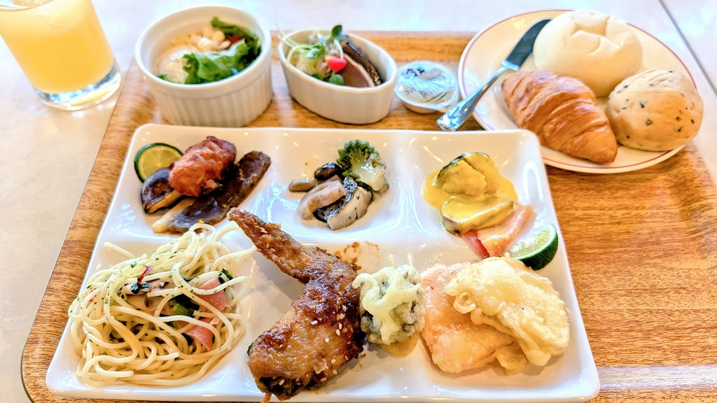 ホテルのランチバイキング、ちょっとだけ地元に戻りました😚
おしゃべりしてたら、あっという間だったなぁ🥲
でも今、子育てが少しずつ落ち着いて、自分のために遠出できる時間があるって、幸せなことだなぁ❤️