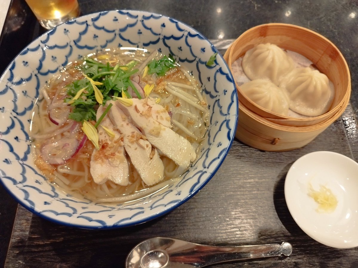 isosuke's tweet image. アジアンキッチンサナギで蒸し鶏とパクチーのフォー、小籠包のランチセットをいただく😋