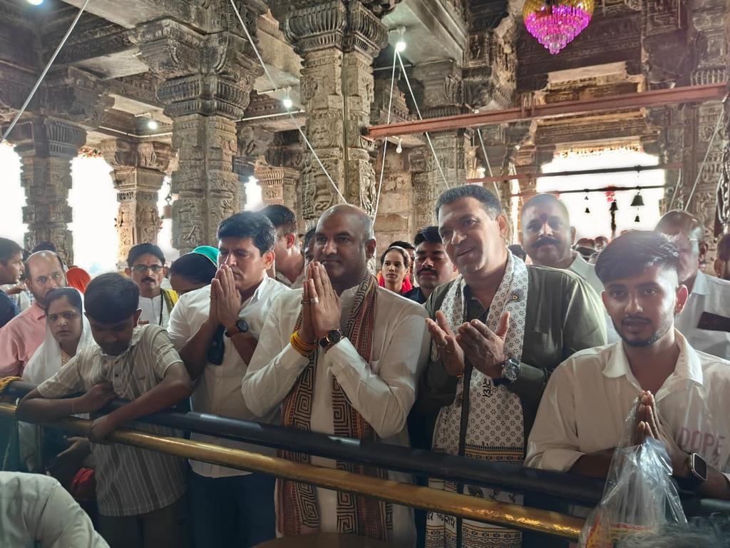 cpjoshiBJP's tweet photo. 📍 चित्तौड़गढ़ 

या देवी सर्वभूतेषु शक्तिरूपेण संस्थिता।
नमस्तस्यै नमस्तस्यै नमस्तस्यै नमो नमः।।

नवरात्रि के पावन अवसर पर आज चित्तौड़गढ़ #दुर्ग स्थित प्रमुख शक्ति पीठ कालिका माता जी मंदिर में कालिका माता जी के दर्शन कर आशीर्वाद लिया एवं क्षेत्रवासियों की सुख समृद्धि व खुशहाली की कामना की और उपस्थित सभी धर्मप्रेमियों को “शक्ति उपासना  के महापर्व  शारदीय नवरात्रि की हार्दिक बधाई एवं शुभकामनाएं दी।

#ChittorgarhFort 
#नवरात्रि
#Navratri