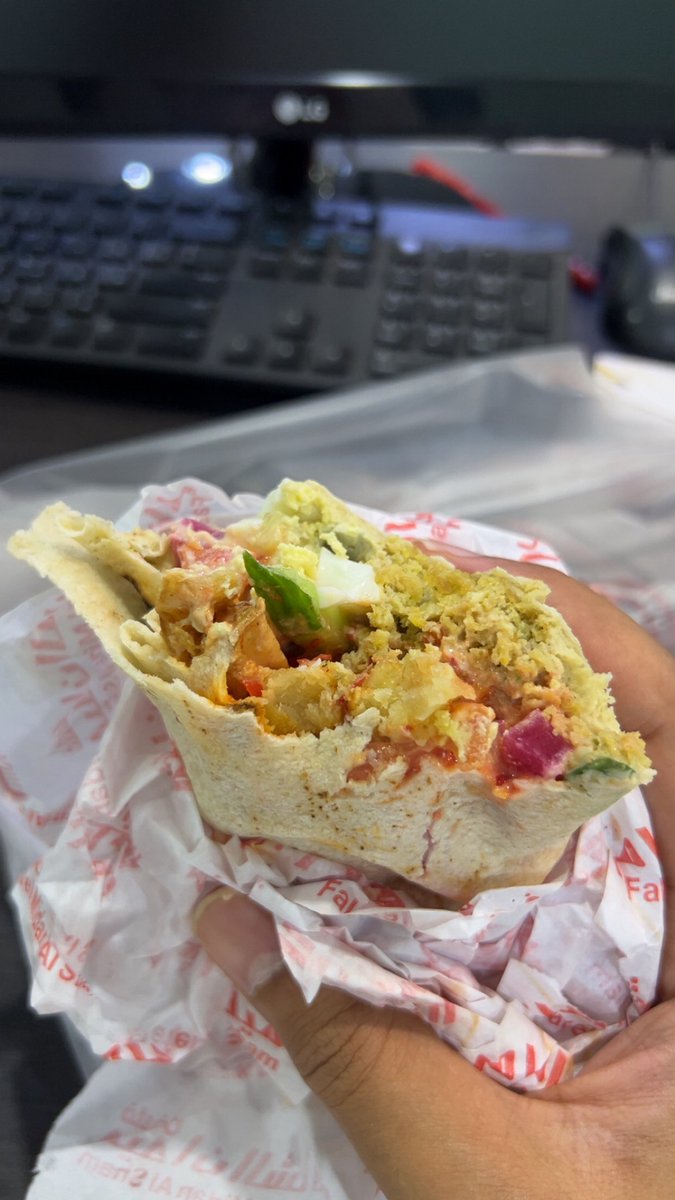 خيار صحي احيانا الفلافل وتمنعك من الخرابيط الين العودة للمنزل 
بس دبّل البيض وخفف البطاطس وكنسل الباذنجان وحط حمص حفلة بروتينية 🤩