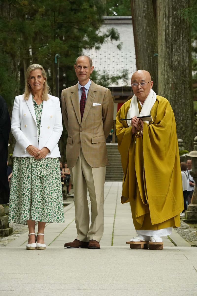 On September 21, Their Royal Highnesses the Duke and Duchess of Edinburgh, Prince Edward and Princess Sophie, visited Kōyasan. During Their stay, Their Royal Highnesses toured Kongōbu-ji Head Temple, the Reihōkan Museum, the Danjō Garan precinct, and Okunoin, listening