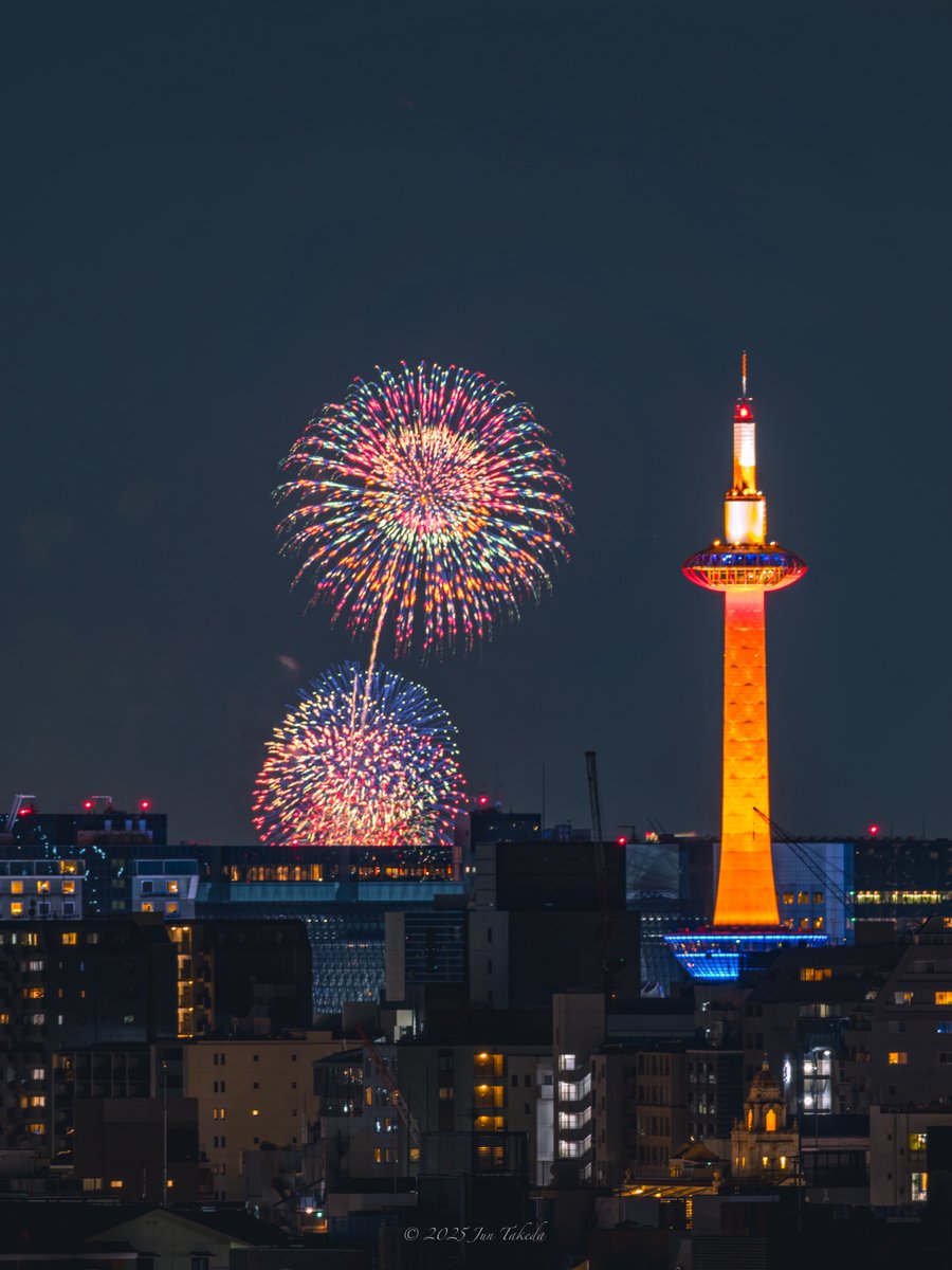 man_tac's tweet image. &amp;lt;大阪水都くらわんか花火大会・京都タワーとともに&amp;gt;
2025.9.21撮影

#京都よきかな 
Leica SL2-S x SIGMA 500mm F5.6 DG DN OS | Sports + TC-1411
