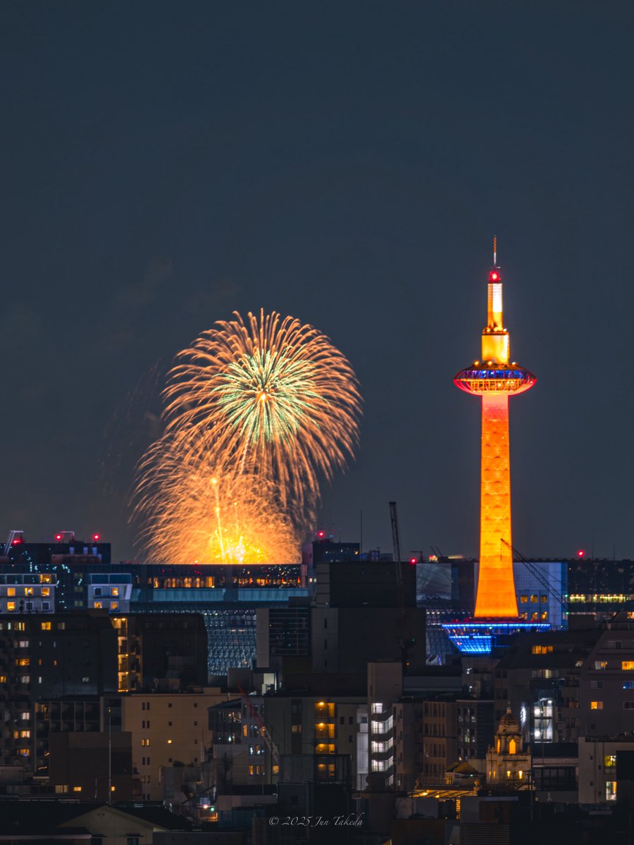 man_tac's tweet image. &amp;lt;大阪水都くらわんか花火大会・京都タワーとともに&amp;gt;
2025.9.21撮影

#京都よきかな 
Leica SL2-S x SIGMA 500mm F5.6 DG DN OS | Sports + TC-1411