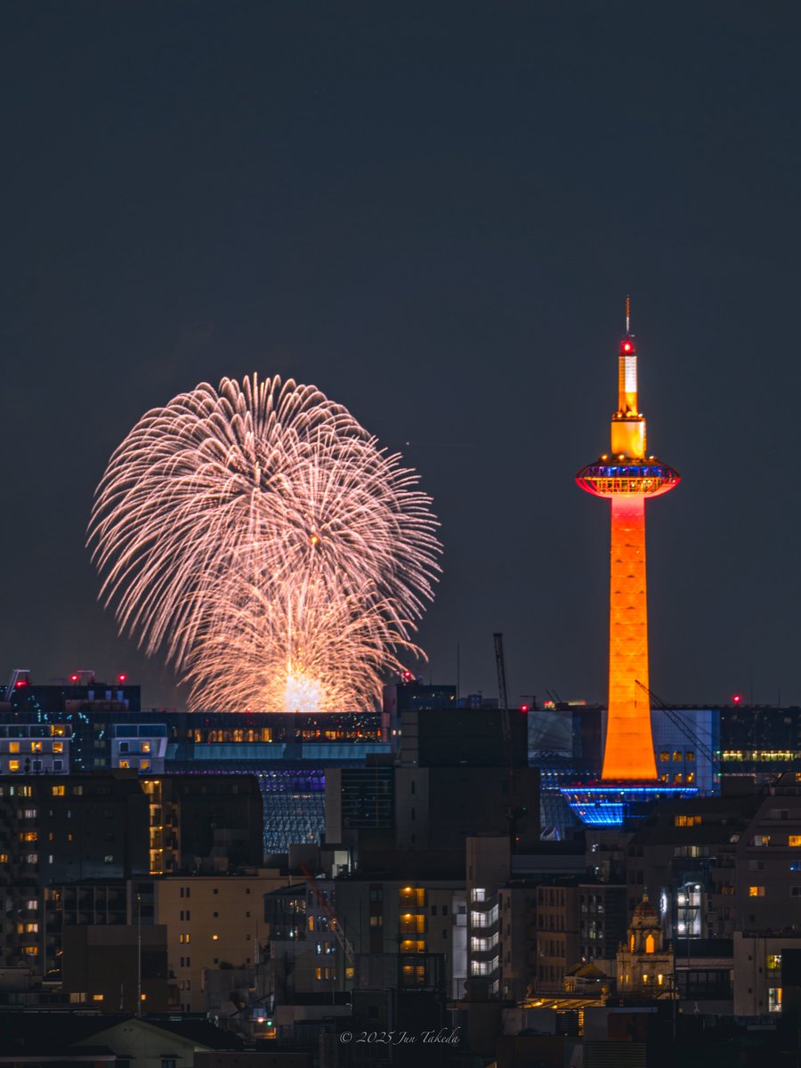 man_tac's tweet image. &amp;lt;大阪水都くらわんか花火大会・京都タワーとともに&amp;gt;
2025.9.21撮影

#京都よきかな 
Leica SL2-S x SIGMA 500mm F5.6 DG DN OS | Sports + TC-1411