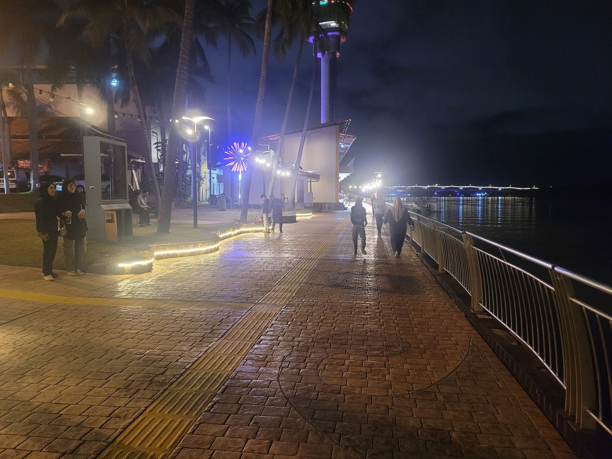 bettersidewalk1's tweet image. We know everyting about walkability. What it takes to get people to walk - wide and comfortable sidewalk. People will walk, with or without destination.

Then come cars and highways salesman...

📍Kuantan