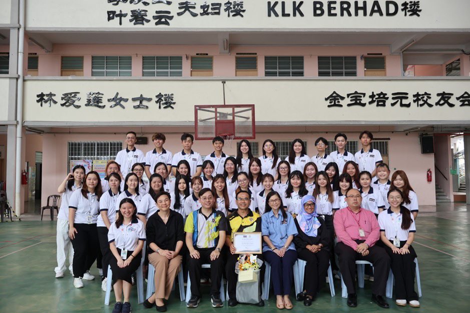 UTARnet's tweet photo. 🌱 105 students from SJK (C) Pei Yuan joined UTAR’s Grow n Glow 2025, exploring STEM, financial literacy, culture &amp; teamwork through play. Organised by UTAR PR students with DSSC, this CSR project shines a path to lifelong learning. 🌟

👉 Read more: https://t.co/0Dk6Fm2xsh https://t.co/2scmZ09ED3