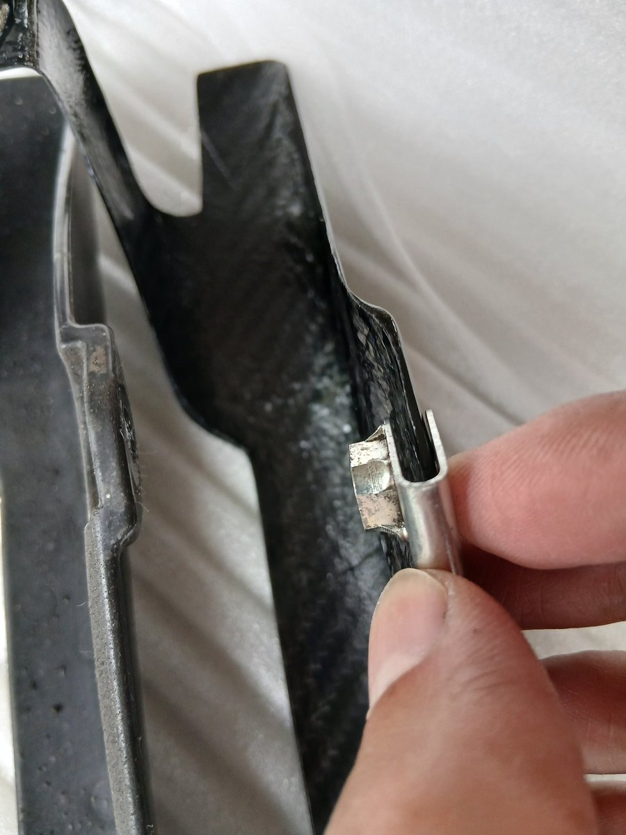 Z1000_34's tweet photo. うわ！ポン付けでいける？！
アリエクなのに？！？！

んなわけないでしょー
1ヵ所だけナット溶接のクリップをつけるんだけどｶｰﾎﾞﾝ側が薄すぎてクリップつかない
ワッシャでも噛ますかな

ちなみに穴位置ズレはない模様
#AliExpress 
#z1000
#バイク https://t.co/ZpDD4FhXLl