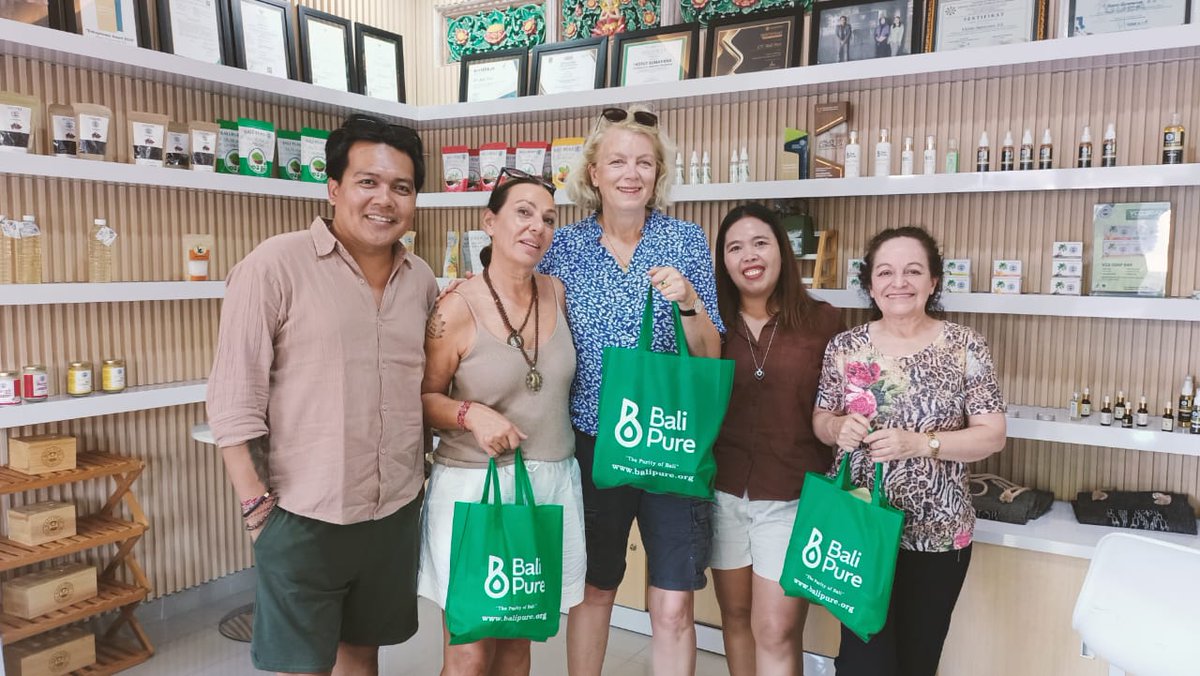 sumayana's tweet photo. Today’s visit was filled with smiles and positive energy💚
We’re so grateful to see Bali Pure’s natural herbal products become the top choice to take home🫶🏻

The Purity of Bali
https://t.co/sPPeaHR3CF

https://t.co/bEhyyAZgW3
#BaliPure #visit #todaystory #happyshopping https://t.co/jOrOPjeRDm