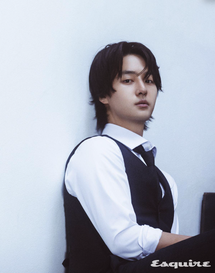 양세종은 연기에 대한 질문 앞에서 때때로 이렇게 말했다. “그 질문에 대한 답은 혼자만 알고 싶어요.” 무엇을 지키고 싶어 하는지, 어떤 말들을 함부로 하지 않고 싶어 하는지, 그 비밀들이 오히려 그를 선명히 보여주는 것 같았다.
🔗esquirekorea.co.kr/article/188817…

#양세종 #지오지아 #YANGSEJONG