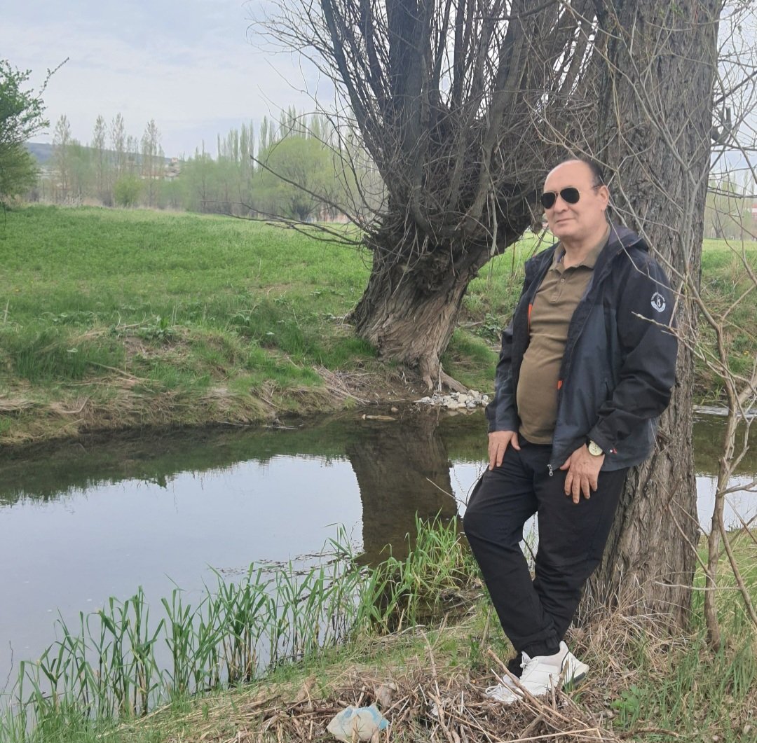 "Bir yanım gündelik şeyler,
Evdir, ekmektir.
Bir yanım olmadık türküler söyler,
Yoldur özlemdir.
Benim en güzel düşlerim
İçimde kaldı." 

Şükrü Erbaş