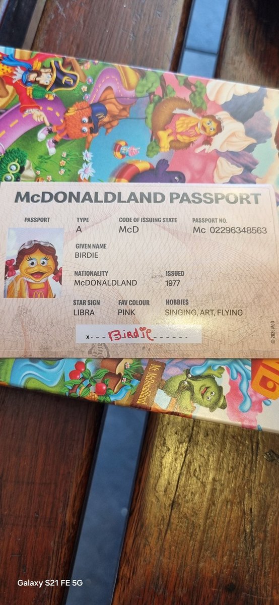 RoeTheonie's tweet image. This is the first time I never see this 😆🩷💛🩵🤍 #mcdonald #birdietheearlybird #thefirsttime