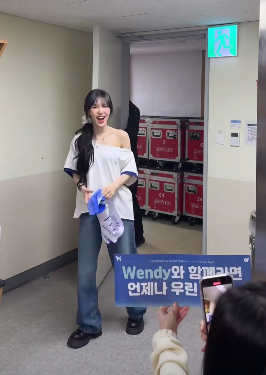 250922 hi_seulgi IG story 
Irene taking a video while Wendy enters the room 🥹🩵🩷