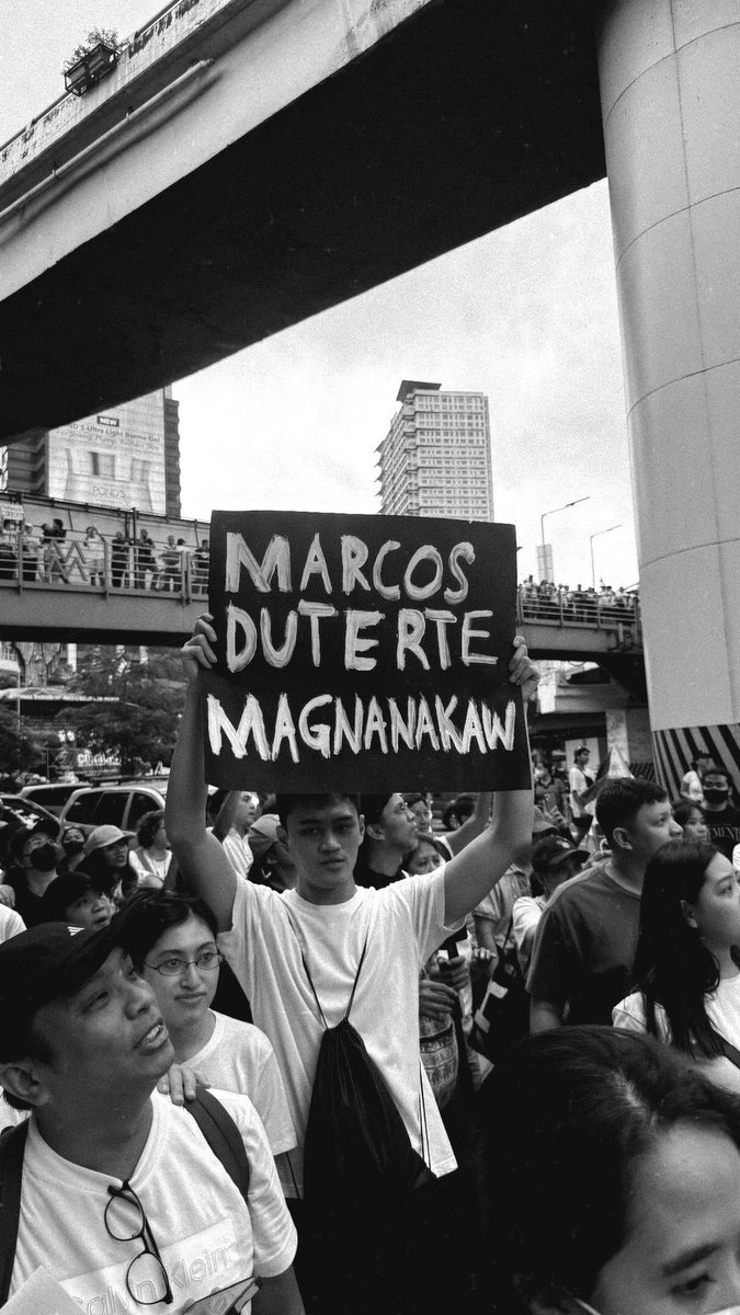 scatterbraaain's tweet photo. we stand against corruption! ✊🏻#TrillionPesoMarch https://t.co/qGqZnhL6aa