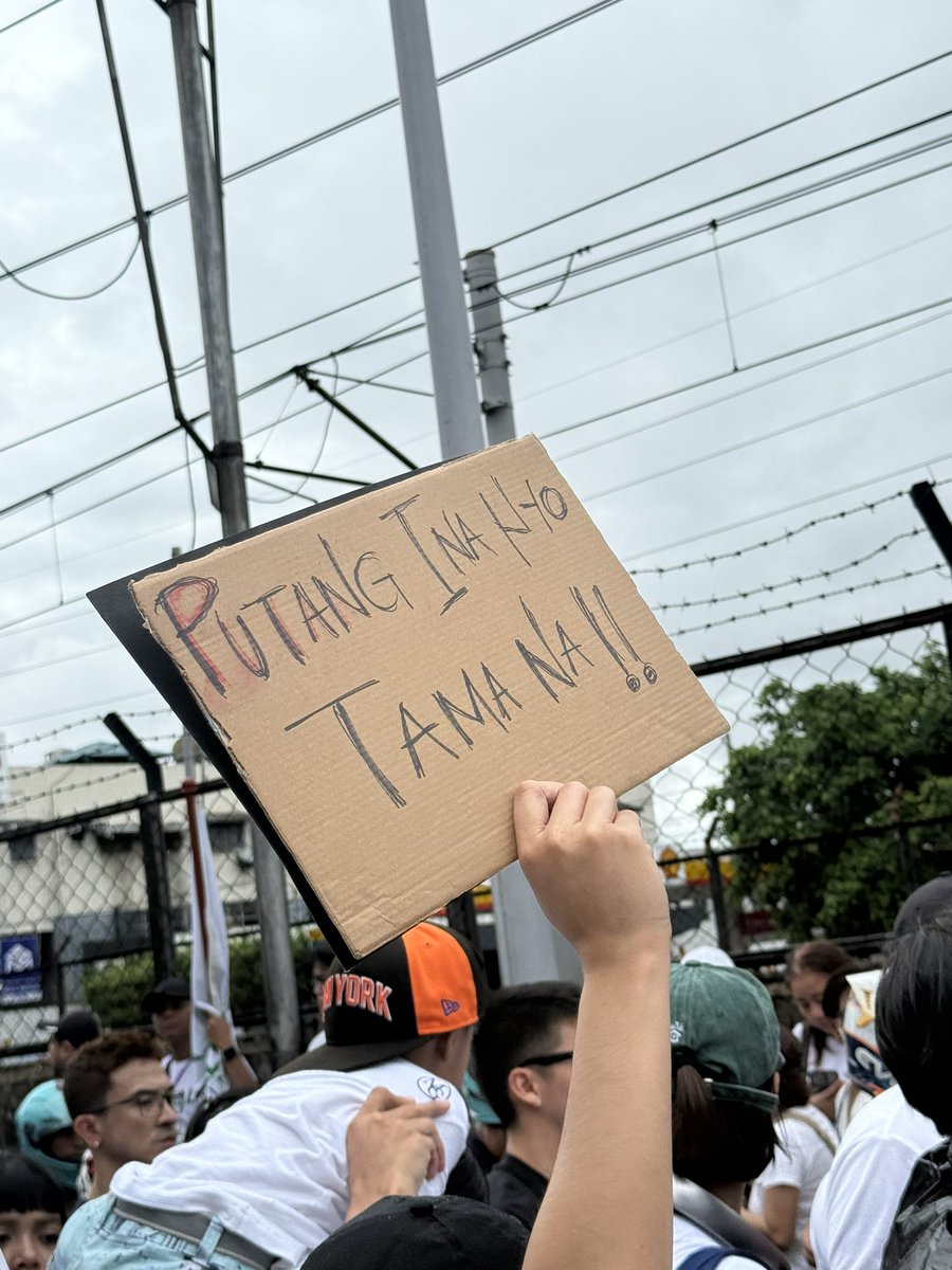 scatterbraaain's tweet photo. we stand against corruption! ✊🏻#TrillionPesoMarch https://t.co/qGqZnhL6aa