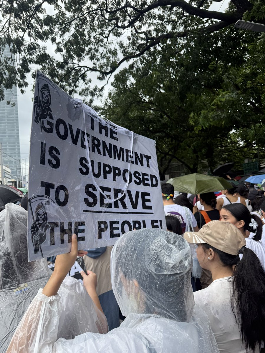 scatterbraaain's tweet photo. we stand against corruption! ✊🏻#TrillionPesoMarch https://t.co/qGqZnhL6aa