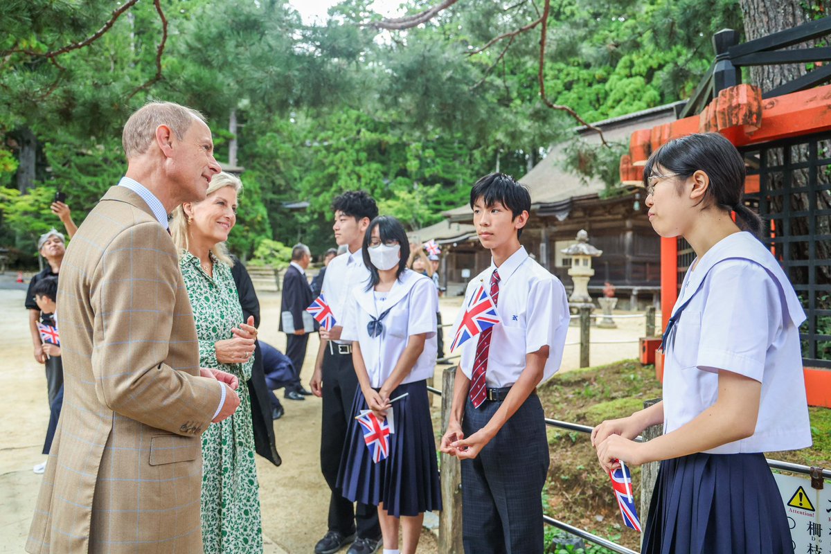 UKinJapan's tweet photo. 聖地・高野山で、エディンバラ公爵ご夫妻が日本の豊かな文化遺産を体験。1200年以上にわたり真言宗の中心として栄えてきたこの地で、@jp_British の革新的な英語教育プログラムで学ぶ子どもたちと交流されました。

伝統を大切にしつつ国際交流を進める高野山の新たな一面をご覧いただきました。 https://t.co/cBkHoAMvWi