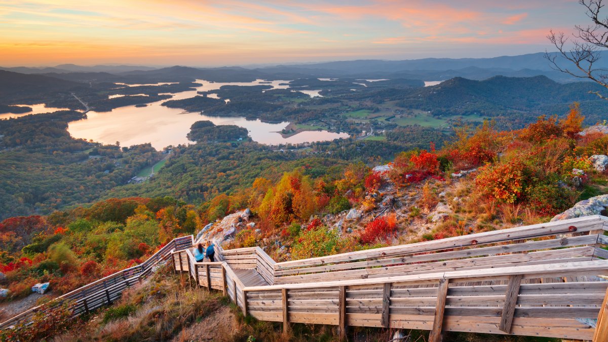 ImmiExpress's tweet image. Chimney Rock, North Carolina - the perfect spot to soak in all the beauty the USA has to offer! 
#ChimneyRock #NorthCarolina #FallVibes #MountainViews #USA #TravelNature #SunsetMagic