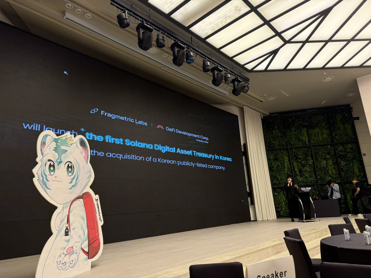 发布会舞台，Fragmetric Labs 与 DeFi Development Corp 宣布合作，现场有可爱的猫咪吉祥物
