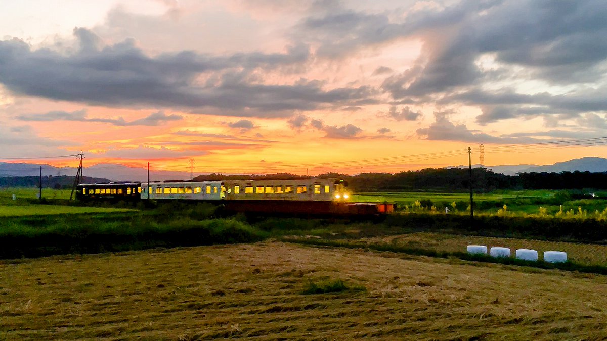 夕焼けを背に、くま川鉄道の列車が静かに走っていく
オレンジの光が車窓を照らし、風景がひとつの物語に見える瞬間
そんな、人吉球磨の風景です
#熊本 #人吉 #風景 #錦町