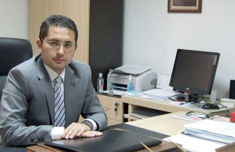 İddia çok vahim..

Dicle Üniversitesi’n de görev yapan
Doç. Dr. Mehmet Tolga Kafadar,
4 yılda tam 1901 hastadan bıçak parası aldığı,
Veremeyenleri “taburcu etmem” diyerek rehin tuttuğu ve
aldığı ücretleri yazdığı ajanda yakalanınca da “Bilimsel makale için not ettim” dediği