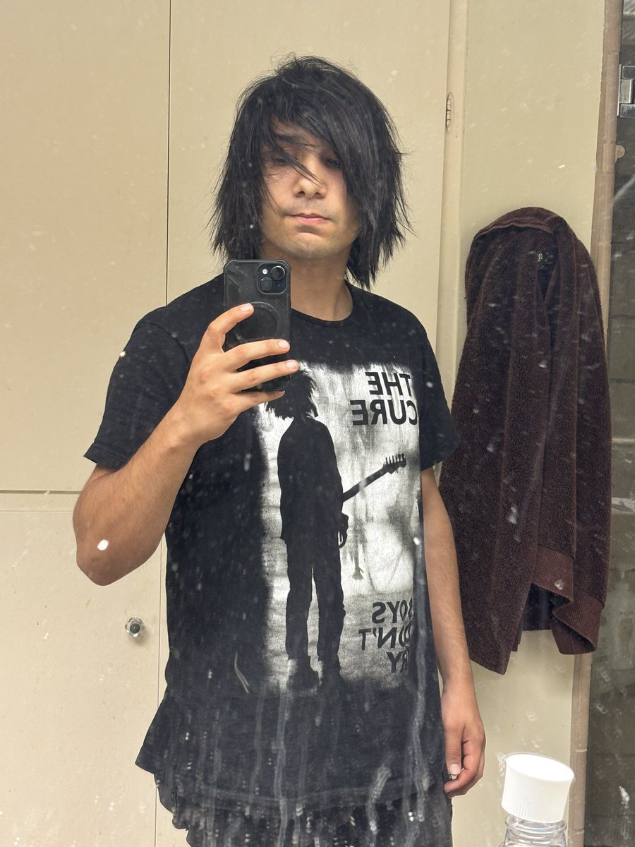 AngelMetal_'s tweet photo. Need to fix my bangs and layers.. time to whip out the good ol shaving razor https://t.co/DOuk0aiNb1