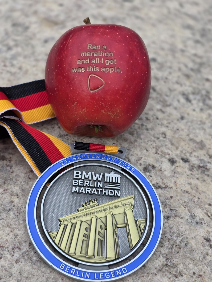 Alhamdulillah, lahaulawalaquwwata illa billah, tuntas Berlin Marathon. Jujur agak grogi jelang lari 42,2 kilo di ajang bergengsi, bareng 80 ribu pelari, di negeri orang.. 
#berlinmarathon #bmwberlinmarathon #jerman #berlin #eropa #2jambisaeropa #worldmajormarathon