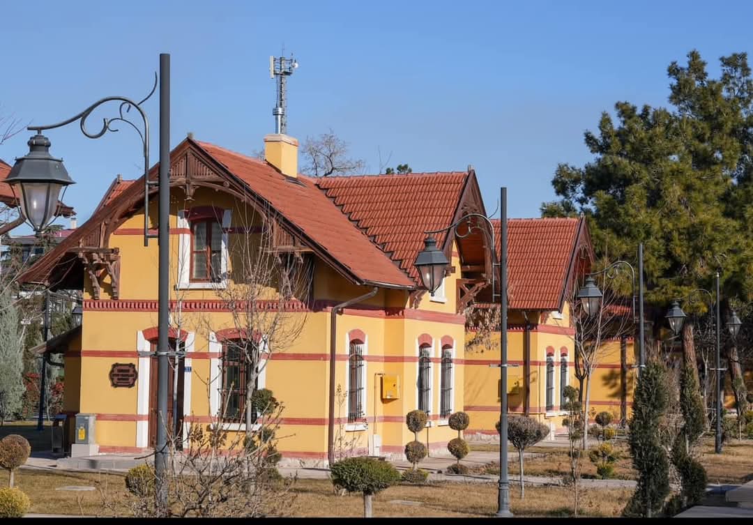 Sabahın seheri, 
Esiyo yeller..