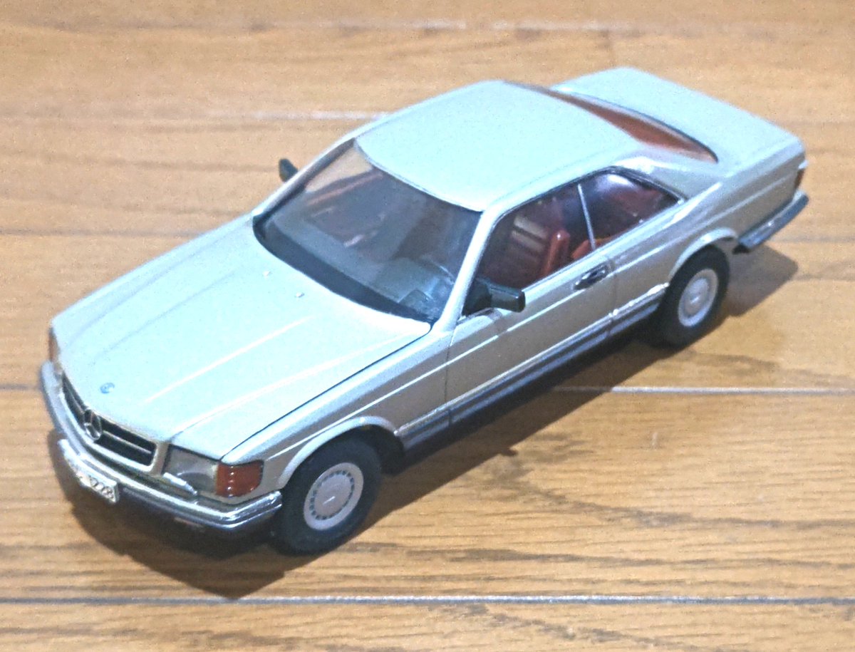kendeen_1990's tweet photo. タミヤのベンツ500SEC、正式に完成したので改めて貼っておきます。😄

 ついでに5年前に作った当時品と並べてみました。😄

#タミヤ
#メルセデス・ベンツ
#500SEC
#プラモデル https://t.co/8O1PhQ8NBo