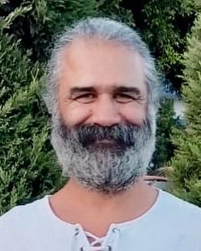 Bu buğu var ya
Bu buğu,
Kalbimi görünmez kılan,
Gözlerinin eseri.
Kalbim yapış yapış 
Sen.
Azıcık uzaklaşsan
Kuruyor.
Hiç gitme.

#erdaldalgic #shmoo #qijik
#şiir #şiirheryerde #şiirsokakta
#sokakşairi #şehrinşairi
#şiirsahilde #Sözyüzü #Mersin