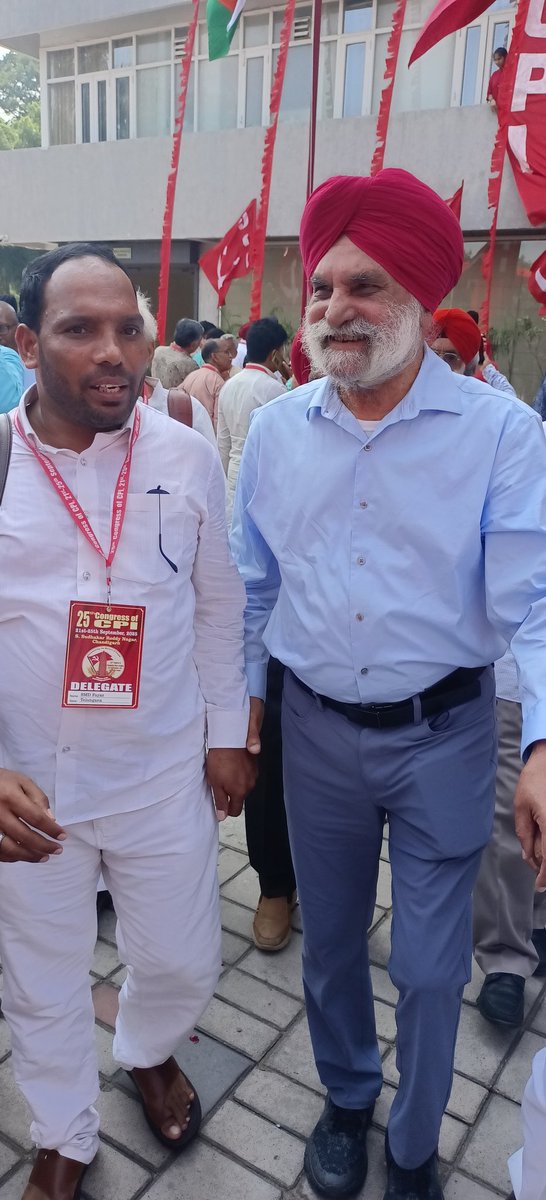 smdfayaz11's tweet photo. #సిపిఐ జాతీయ 25వ మహాసభల సందర్భంగా జాతీయ పతాకాన్ని ఆవిష్కరించిన షహీద్ భగత్ సింగ్ మేనల్లుడు* *com :prof: *JAGMOHAN SINGH Nephew of Bhagat Singh at Chandigarh Punjab* https://t.co/RrQfH6BqLG