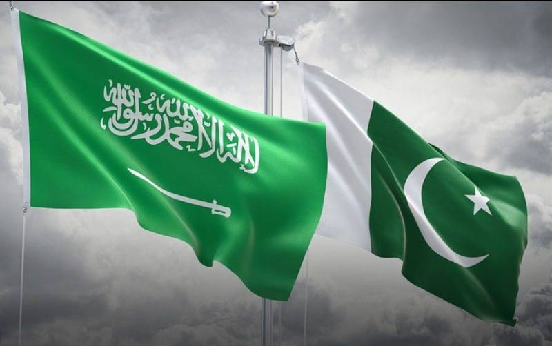 CruxTimes's tweet image. 💰 Saudi Arabia Rolls Over $5B Loans for Pakistan
At just 4% interest, Saudi cash is now 🇵🇰’s cheapest foreign borrowing — far below China (up to 7.3%) &amp;amp; commercial banks (~8.2%).
Key lifeline for reserves &amp;amp; IMF compliance.
#PakistanEconomy #SaudiSupport #ForeignLoans #IMFProgram