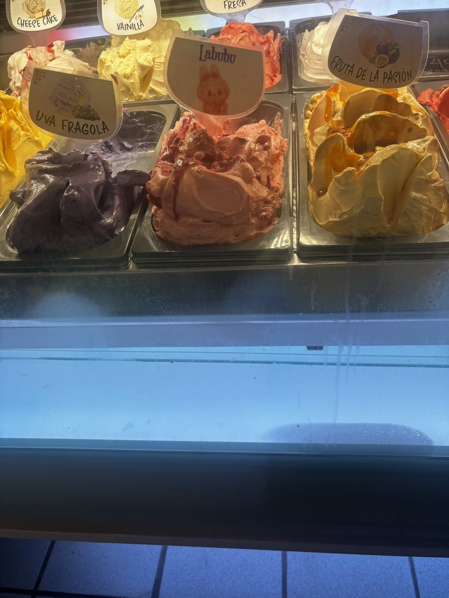 mtxgabs's tweet photo. se eu pedir junto com uma bola de pistache eu posso escolher entre a casquinha da Virgínia ou o copinho do Carlinhos Maia 😍 https://t.co/EXfpUd0eT7