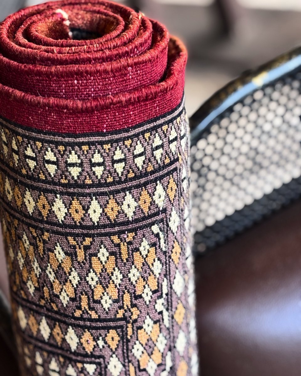 LottoCarpets's tweet photo. A closer look reveals the mastery within this signatured Bokhara carpet — handwoven in Kashmir with pure lamb’s wool pile on a cotton base.

#LottoCarpets #LottoCarpetsGallery #TimelessLiving https://t.co/O1nnj59AhJ