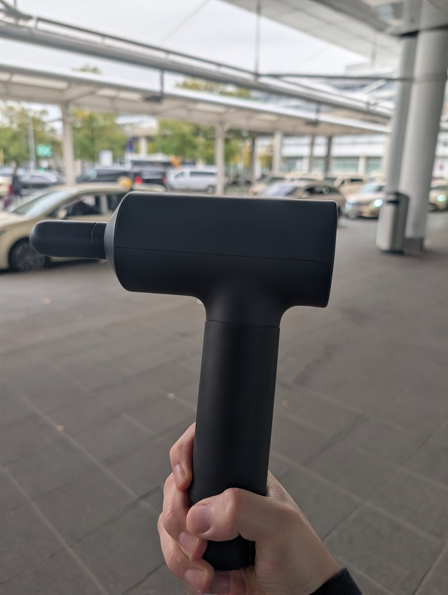 You see the weirdest people at the airport - today that was me. Feeling real rough after a 14 hour flight so I whipped out the #xiaomi massage gun in the taxi line. A lot of weird looks