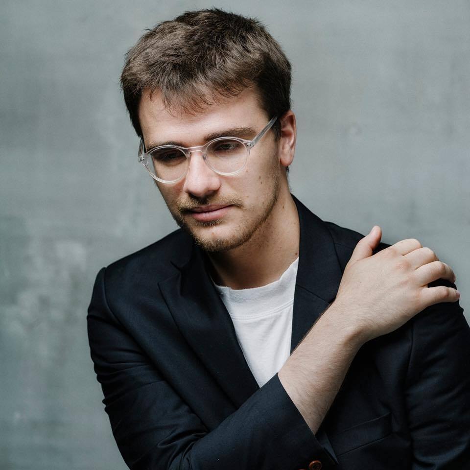 Anca-Maria Pănoiu la.liternet.ro/7ZKGha

20 septembrie. Pe la orele prânzului, în foaierul Sălii Radio mâncăm praline. Ajung după o goană nebună prin orașul încetinit, pentru Orchestra Filarmonicii de Stat Sibiu cu Eu-Lee Nam dirijoare și Andrei Gologa… ift.tt/QHSYNIr