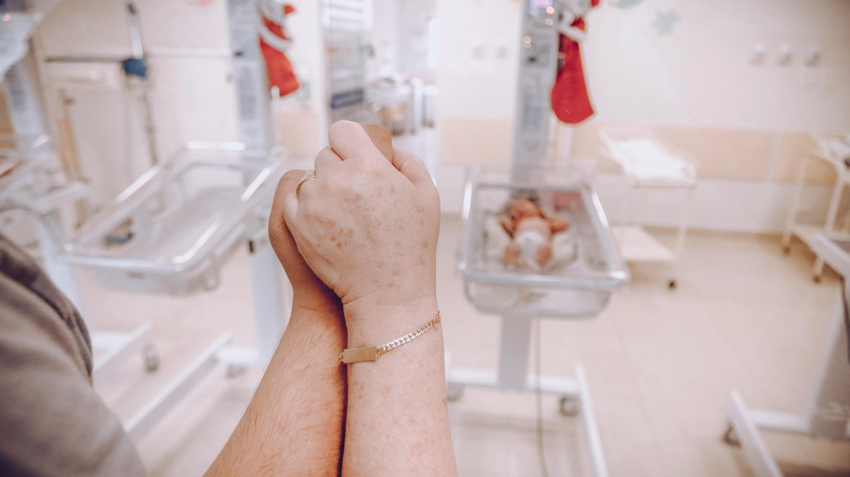 #ResearchNews: New training empowers #NICU staff to involve parents in care - boosting infant growth and emotional well-being. Discover how family-centred care is reshaping the NICU experience for everyone. #ESCNH

More: newborn-health-standards.org/news/view/buil…

© Pexels
