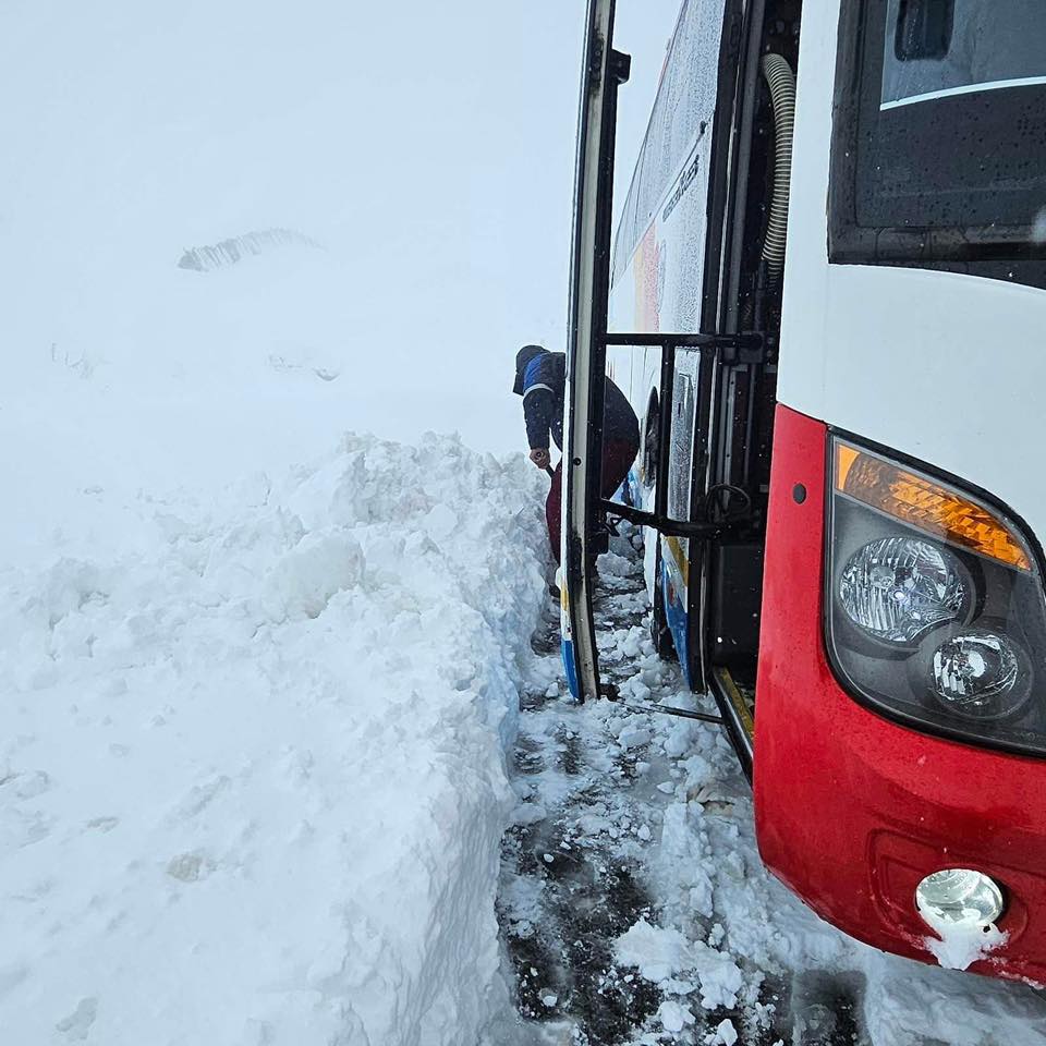 Завхан аймгийн Улиастай, Яруу, Идэр, Алдархаан, Цагаанхайрхан, Шилүүстэй, Отгон сумуудад цас үргэлжлэн орсоор байна. Зарим газраа 60 орчим см цас орсон гэнэ