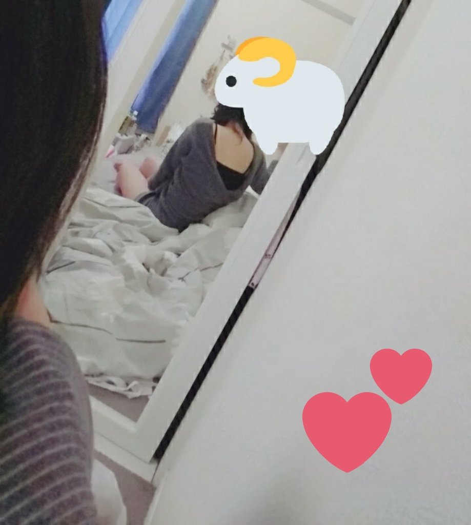 お〇んこ撮った！！！M字 開脚で撮りました🙆‍♀️私の"M 字 開 脚"でヌいてくれる方は"フ ォ ロ ー、 いいね、RT"全部忘れずにお願いします💜