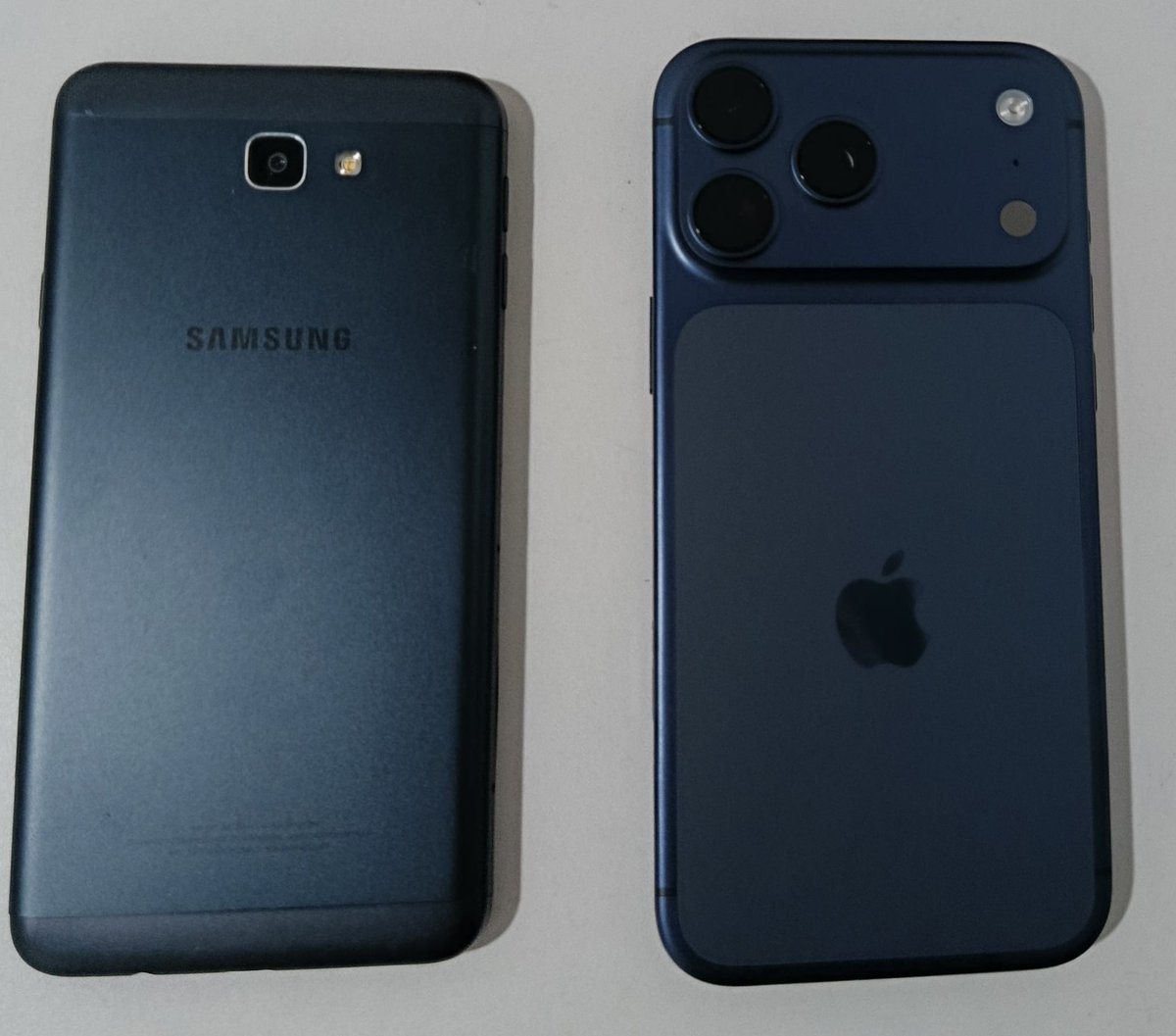 Arcade_Cripto_o's tweet image. 🤔 Why the fuss about iPhone 17 scratches?

📱 My Samsung J7 Prime (aluminum back, 9 years old) has no scratches.

The iPhone 17 Pro Max has aluminum + Ceramic Shield glass.

👉 It’s all about how you take care of it.
#iPhone17 #SamsungJ7Prime
 #PhoneCare #Durability #NoScratches