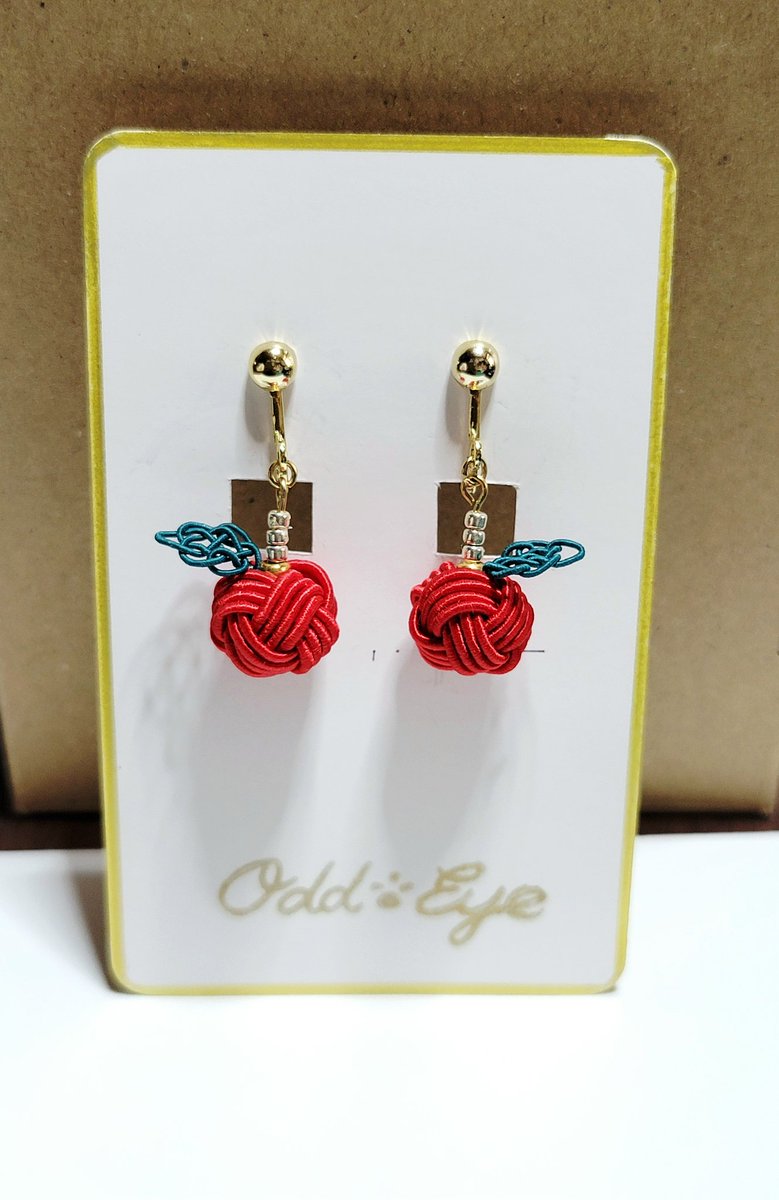 😊新作制作～その2

りんごのプチイヤリング
完成～＼(^-^)／
(台紙は仮り)

9/27(土)
#一色商店常設展 
デビュー予定です