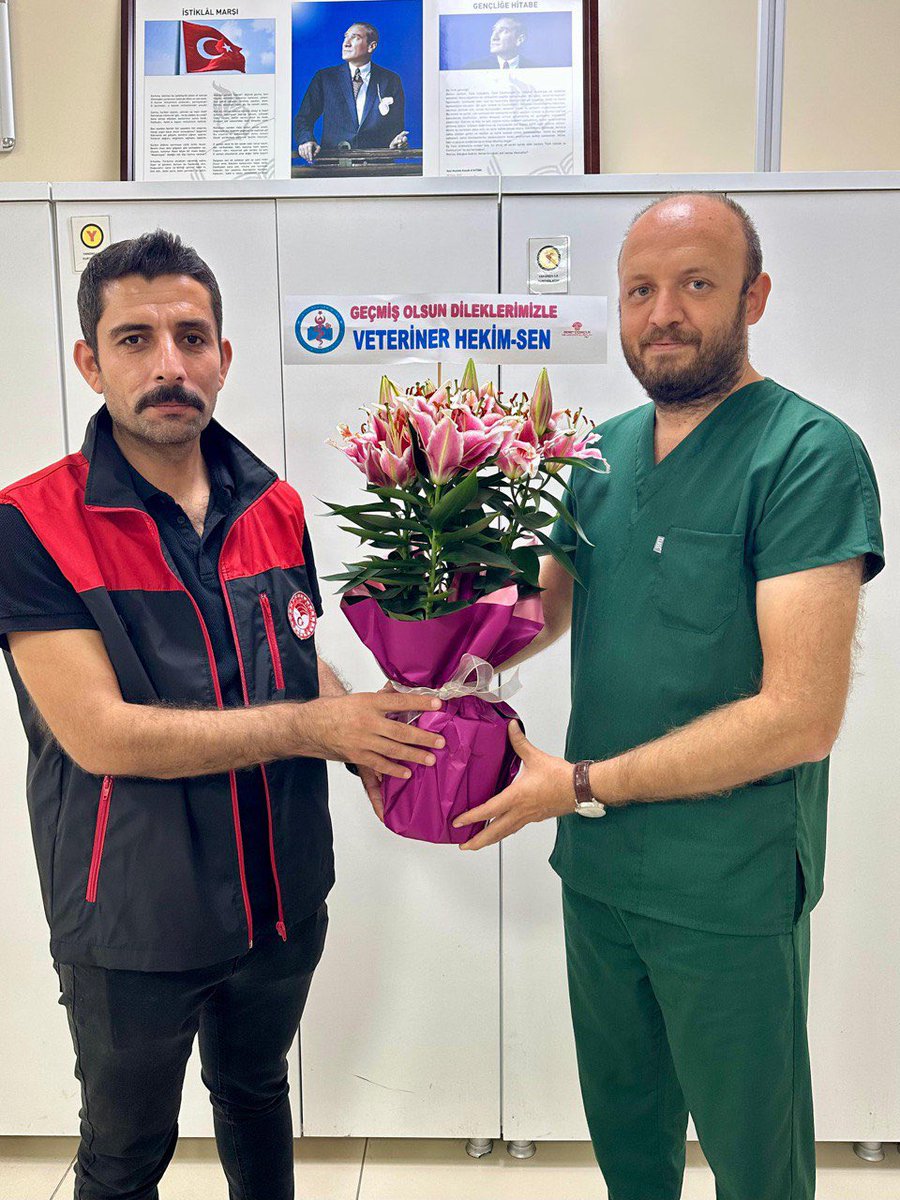 📍Bursa 

Şap aşılaması esnasında köpek ısırması sonucu iş kazası geçiren Mustafakemalpaşa İlçe  Tarım ve Orman Müdürlüğünde görevli Veteriner Hekim Mahmut Hasanoğlu’na, İş Yeri Temsilcimiz Veteriner Hekim Osman Türe ve üyelerimiz tarafından geçmiş olsun  ziyareti yapıldı.