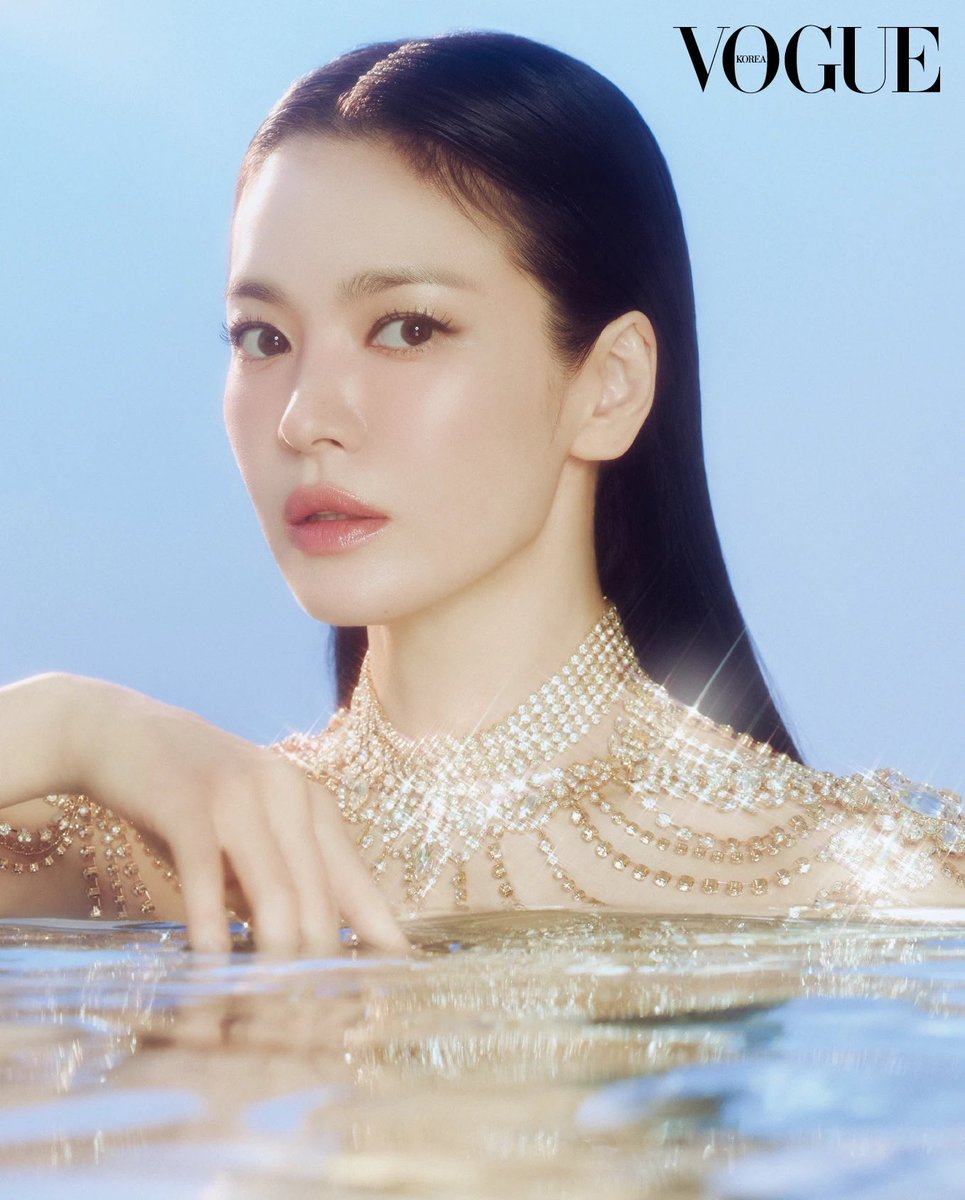 No wonder #GUERLAIN sign her up, she's the epitome of the brand's vision of creating balance between quiet sophistication and bold luxury #SongHyeKyo